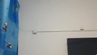 Uma técnica faz uma transmissão ao vivo aplicando massagem com óleo em uma cliente. Ela masturba a cliente sem tocar em suas partes íntimas e a abraça com força.