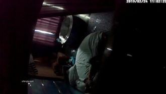 Девушку тайно засняли в парном отеле, где ее трахали до тех пор, пока ее ноги не размягчились. Пизда и непристойный диалог.
