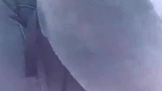 兩個農村留守騷婦小姑和嫂子勾引生產隊裡的護林員一起在野外小樹林雙飛對白淫蕩刺激