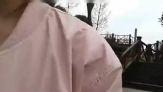 [Exclusivo] Uma mulher casada entra no cio na natureza e atrai um pequeno cão-lobo para preencher seu buraco sexual