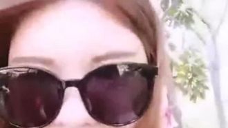 Trasmissione in diretta all'aperto della bellissima signora Tangtang che seduce uno zio con gli occhiali e va nel bosco del parco per lavargli il cazzo con acqua minerale e fargli un pompino.