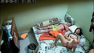 Lo zio che è tornato a casa dall'ultimo turno, sua moglie e suo figlio dormivano già profondamente e il suo desiderio sessuale era insopportabile. Ha tranquillamente tolto le mutandine di sua moglie, l'ha stretta a sé e l'ha scopata nel sonno senza muoversi e ha permesso al marito di scoparla.
