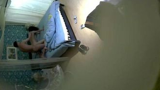 Una coppia ha filmato segretamente una battaglia di 300 colpi in una stanza d'albergo. I giovani hanno una buona forza fisica.