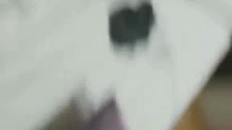Il dialogo è meraviglioso e osceno. I giovani di oggi sono così pazzi. Tre giovani fissano un appuntamento con una ragazza molto loquace, magra e tenera. Fanno sesso in un hotel e trasmettono in diretta.