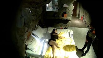 特色小旅馆偷拍大胸眼镜妹和年轻男同事在山洞房激情对白清晰