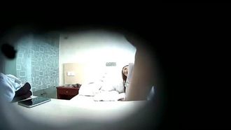 精品特色飯店偷拍模特兒身材美女和高富帥哥開房啪啪開乾前接個電話