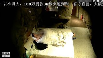 Uma lésbica moleca em um hotel estilo caverna alternativo se hospeda em um quarto de hotel e fode, fode e lambe sua boceta. Acontece que é assim que elas vivem sua vida sexual.
