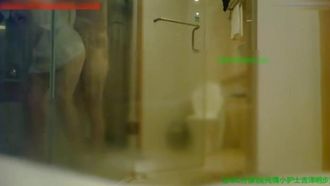 韩国淫荡骚女宾馆被诱奸白嫩美腿被劈开激烈抽插