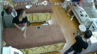 해커들은 미용실의 보안 카메라를 해킹하고 영구 제모를 위해 레이저 레이저로 미용 치료를 받으러 온 바이 푸메이(Bai Fumei)를 몰래 촬영했습니다.