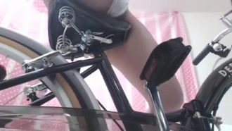 妹妹在家练习骑脚踏车，小穴被顶住感觉都来了