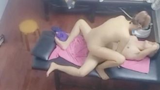 手偷拍養生館按摩房犀利叔叔各種姿勢草到女技師喊肚子痛也沒有射還要擼