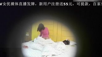 小旅馆偷拍淫骚少妇带着哺乳期儿子和胖哥偷情胖哥一边干一边手机自拍