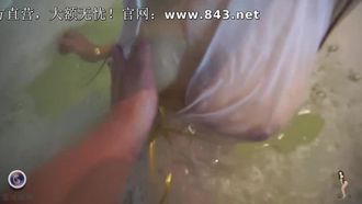 La gran vaca en la bañera de la diosa Sofía, tetona y de piernas largas, en la edición definitiva para coleccionistas