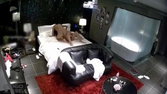 La telecamera con gocce d'acqua nel love hotel ha filmato segretamente una giovane coppia che faceva sesso. 2 Dopo aver fatto il bagno all'anatra mandarina, hanno continuato a fare sesso.
