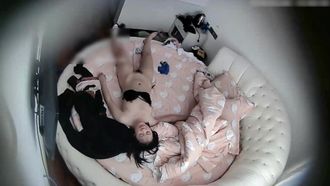 La bella e bella bellezza del college è stata abbattuta dal suo ragazzo non appena è entrata nella stanza, gli sono stati tolti i pantaloni ed è stato costretto a fare sesso con lei.