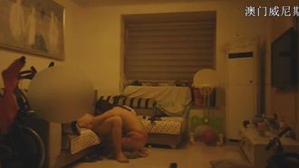 Diálogo: El marido de una atractiva colega del trabajo fue a su casa para tener sexo en un viaje de negocios y miró las fotos de su boda.