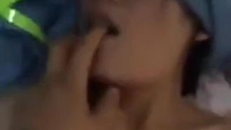 超ピンク色の女子高生が私のペニスをしゃぶって、最後には彼のピンク色のマンコの中に中出しします