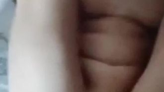 巨乳のふしだらな女の子が配管工を誘惑してセックスします。彼女はイマラチオのフェラ道具でオナニーし、後ろから貫かれて大きなお尻を激しく犯されます。