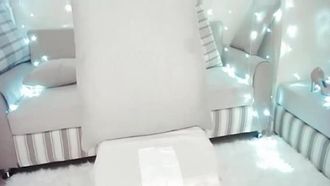 La dea troia dell'UT Peiqi (piccolo DIVERTIMENTO) vestito da studentessa con calze nere sexy uno contro uno