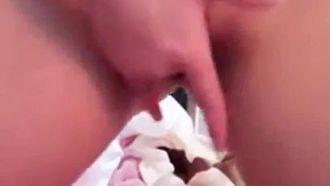 Dopo aver finito i compiti, la piccola loli si è inserita una penna a sfera e ha schizzato.