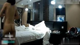 Тайно снимает на видео молодую пару, занимающуюся сексом и делающую селфи в отеле