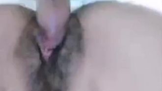 インターネット有名人のリウ・ティンが、部屋で寝ていた娘を起こされたときの父親との近親相姦のうめき声の演技は素晴らしかった