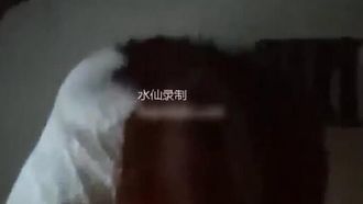 Un giovane proveniente da una zona rurale del nord-est della Cina è stato preso in giro e ha fatto sesso con la cognata tettona di 32 anni in cucina