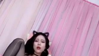 高颜值白虎萌妹子大白美乳道具自慰性感绿衣黑丝淫语骚话道具自慰高潮喷水