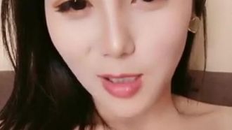 Uma garota sexy de seios grandes fode o cu com duas pessoas, faz sexo oral, chupa bolas, cavalga e insere o ânus, e depois usa um adereço para foder o cu
