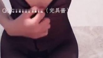 女神完具酱-黑丝香蕉肥鲍出汁真心诱惑