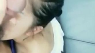 Ragazza dal bel seno e piccola carne fresca fanno sesso in cucina