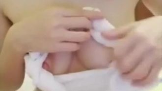 Giovane donna con bellissimi seni rosa si strofina il seno e spreme il latte