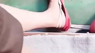 Une belle présentatrice aux seins blancs tendres et aux gros seins rencontre un travailleur migrant sur un chantier de construction et fait l’amour dans un hangar abandonné. Elle ne l’a probablement pas fait depuis longtemps.