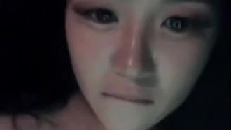 Una bella ragazza coreana si è fatta un pompino all'aperto in macchina di notte, con un vibratore infilato nella figa e poi un preservativo, gemendo e ansimando
