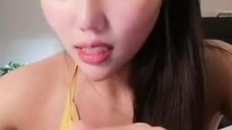 La conduttrice tettona e troia seduce il fratello minore spingendo olio nel club, chiedendo al fratello minore di accarezzarla e farle un pompino mentre cavalca in posizione di guida, scattandosi selfie e facendo sesso allo stesso tempo.