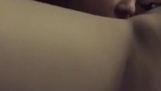 Vidéo de sexe privée entre un pilote de Vietnam Airlines et sa petite amie, un beau mannequin avec de beaux seins, fuite avec pipe en gorge profonde et sexe avec de beaux seins