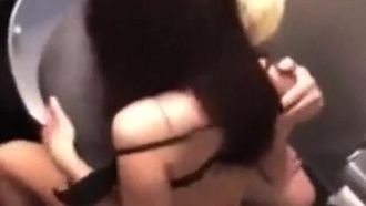열정적이고 섹시한 대만 학생 소녀와 아름다운 여자 친구가 바 뒤의 화장실에서 난교를 벌이며 절정에 이릅니다.