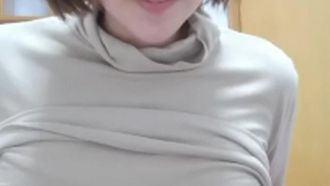 短发素人妹子直播上无码自拍玩电动按摩棒自慰还不时挑逗观众引诱犯罪