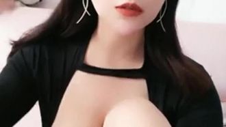 고운 피부와 큰 가슴을 가진 예쁜 소녀가 라이브로 자위합니다.