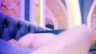 La jeune mannequin aux gros seins bien connue de Taiwan a des relations sexuelles avec son petit ami dans une vidéo privée divulguée. Elle chevauche sauvagement et fait l'amour dans une salle privée de KTV. Elle se fait défoncer par derrière et crie.
