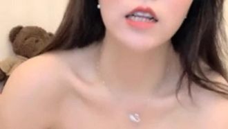 Une présentatrice sexy donne à ses fans un gros gode pour se masturber pendant une émission d'aide sociale