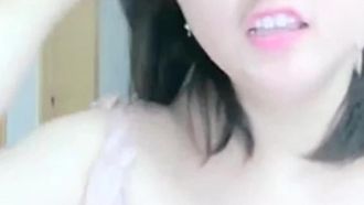 인터넷 생방송 중 가장 멋진 방송, 요술쟁이의 아기가 야외 공원에서 남자들 앞에 노출되고, 공공장소에서 분출하여 남자들이 그녀의 가슴을 만지게 하는 모습.