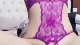 Une fille aux gros seins et à la belle silhouette portait de la lingerie sexy pour séduire un homme et avait des relations sexuelles passionnées dans la pièce.