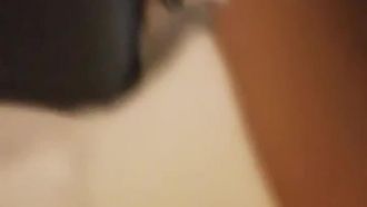 Bella ragazza seduce un tecnico maschio in una trasmissione dal vivo in una sala massaggi