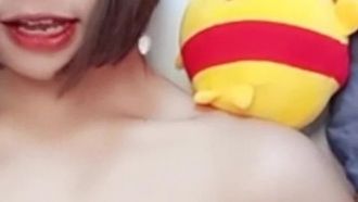 完美身材爆乳美少女翘挺美乳玩具自慰（微露脸）