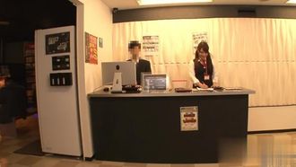 Vollbusige Internet-Café-Angestellte ~~Stock Maniac