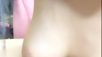 巨乳眼镜妹子裸秀脱光光床上自摸奶子逼逼挺诱人