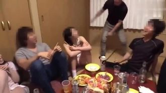 [Texte chinois] Camp d'entraînement d'été Drunk NTR. Une étudiante aux gros seins est obligée de boire de l'alcool lors d'un événement en club et s'excite en suçant la bite d'un homme dans sa bouche...