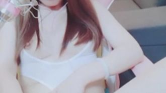 【流出中国アンカー】シースルーの短いスカートを履いた超本格的なネットセレブ美女が生放送で白くて柔らかい胸を見せ、美マンコを揉んでハメて次々と喘ぎ声をあげる