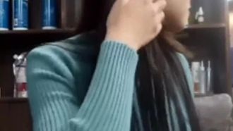 [Chinesischer Moderator durchgesickert] Eine wunderschöne Friseurin, die ich in einem Friseursalon traf, machte ein Selfie von sich selbst, wie sie auf der Toilette pinkelte und sie berührte, als Gegenleistung für einen großen roten Umschlag während des chinesischen Valentinstags